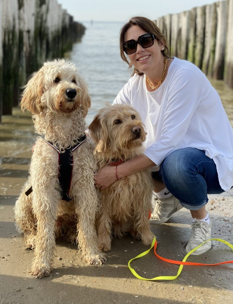 Hundeschule Bonn Pfotenzeit Ursula Paus als empathische Hundetrainerin mit ihren Hunden als Team - Hundeschule Bonn